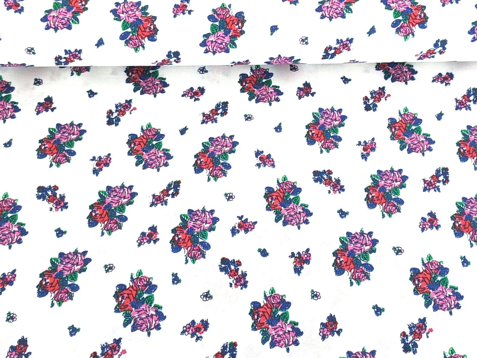 Corileo Baumwollstoff – Blumenmuster auf Weiß, Meterware