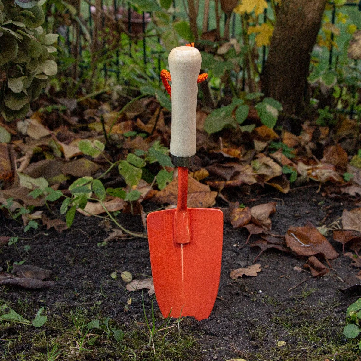 ANTIKAS Kinderschaufel Schippe aus Eisen orange für den Garten