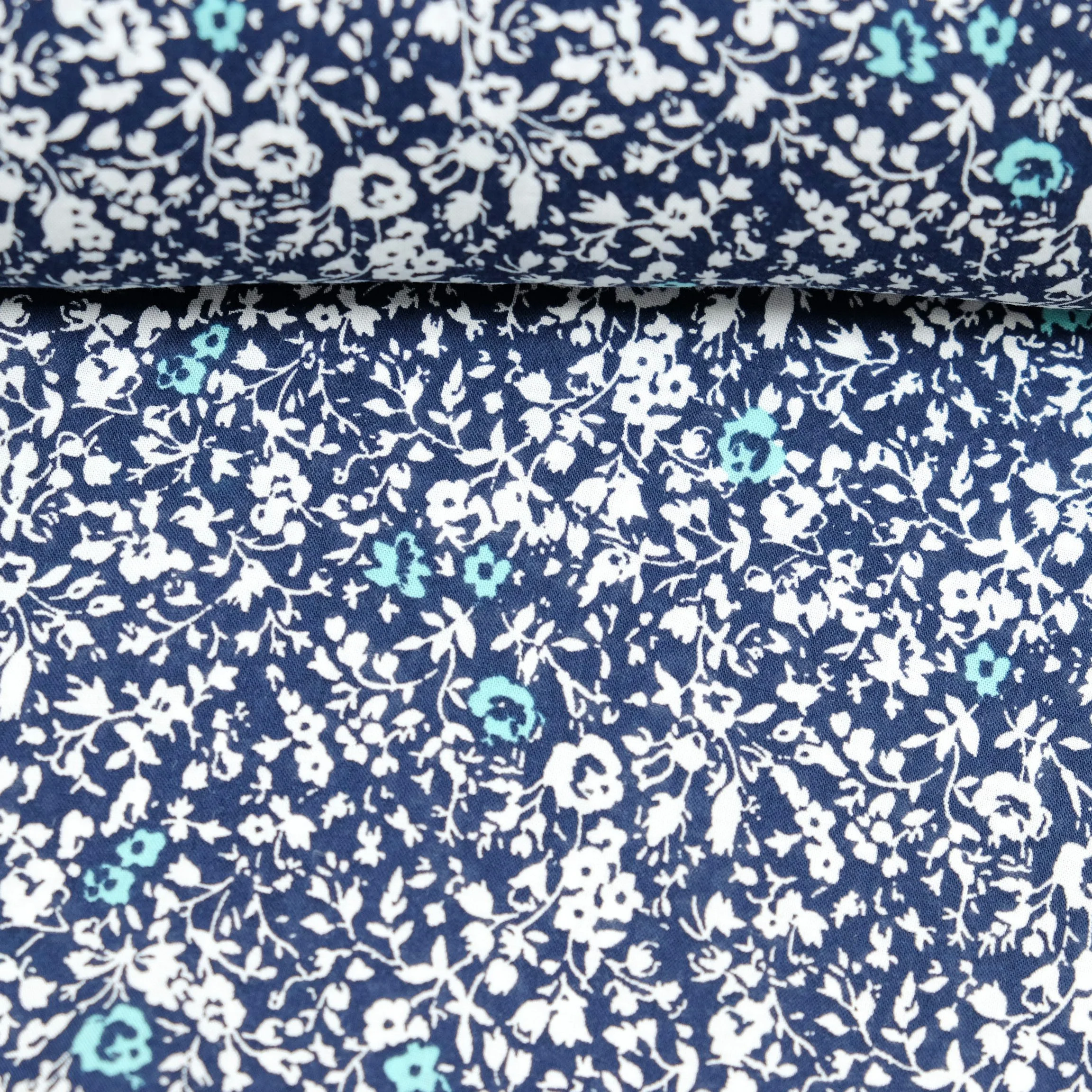 LARISSASTOFFE – Baumwollstoff „Blumen Blau“